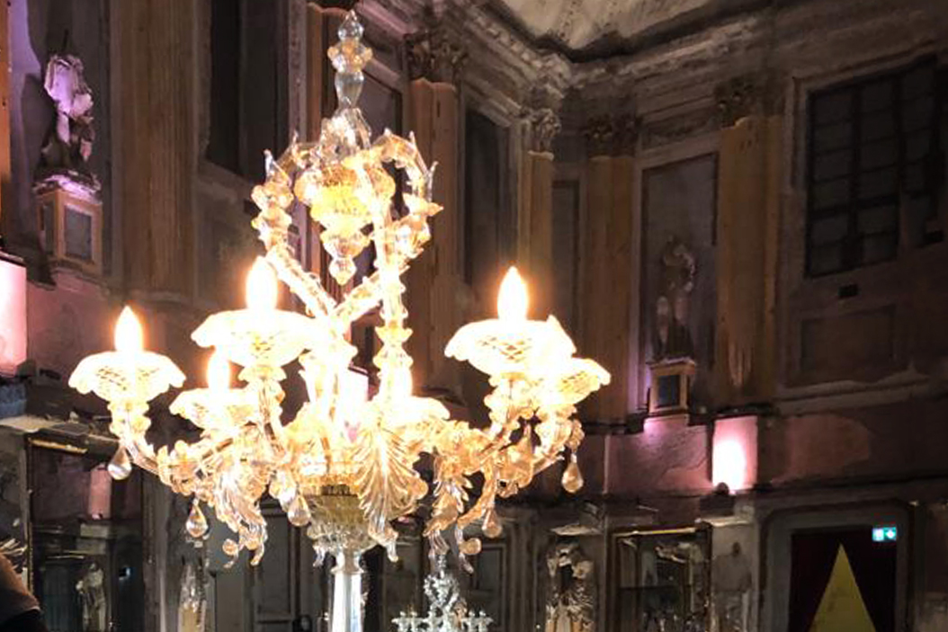Piantana flambeau in vetro di murano esposta al palazzo reale milano